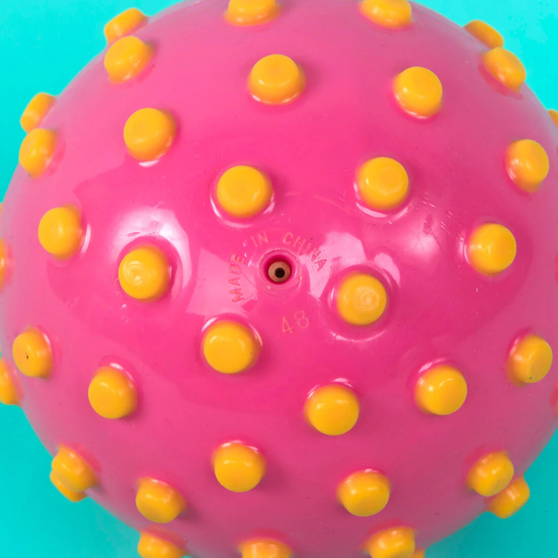 Pelota Pequeña Descubrimiento Acuático Rosa Puntos Amarillos - Image 3