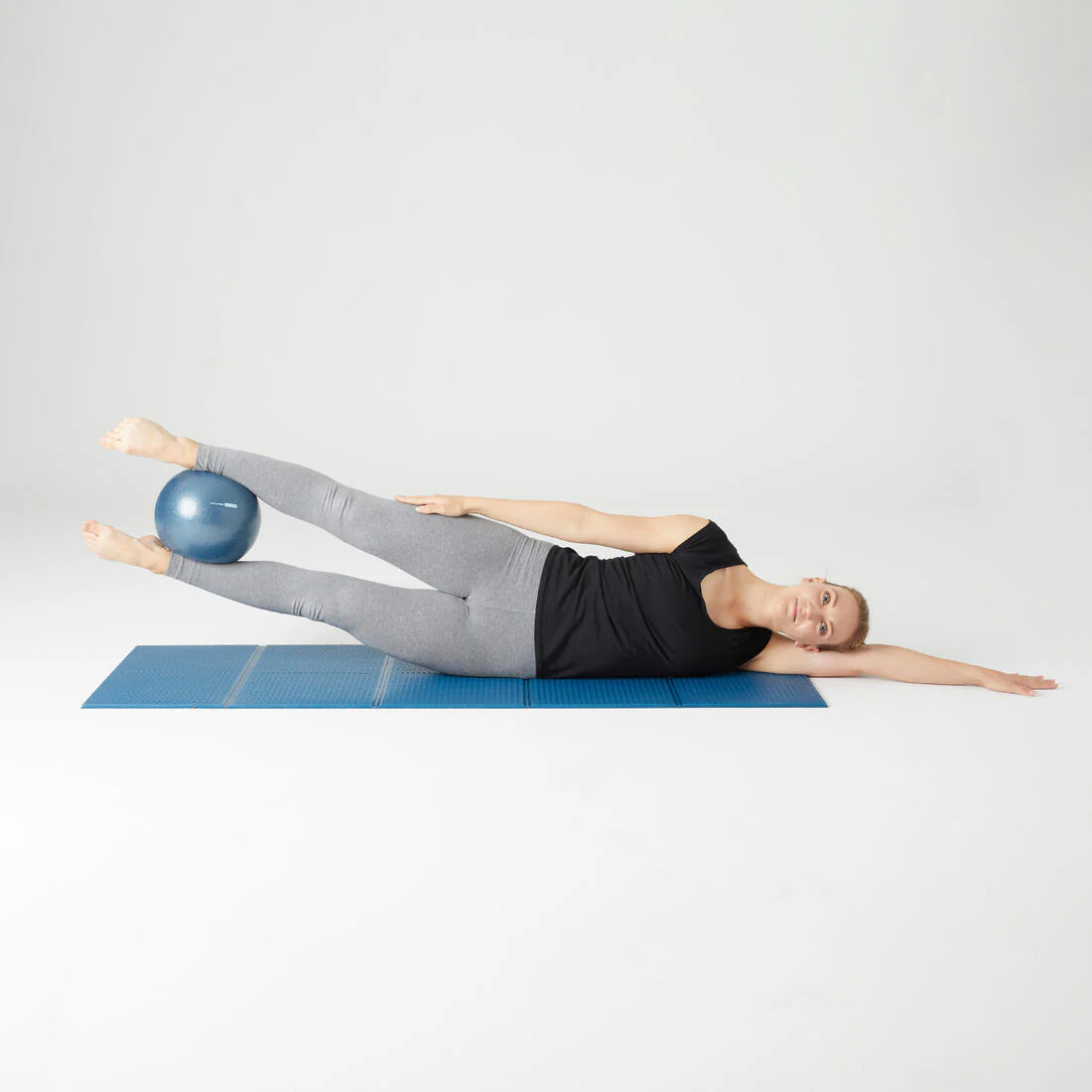 Pelota suave de pilates con diámetro de 240 mm azul - Image 13