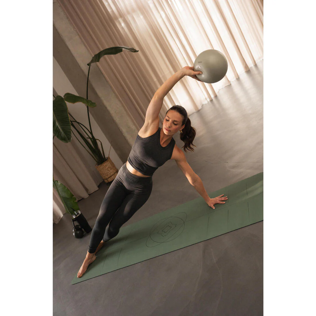 Pelota suave de pilates con diámetro de 240 mm azul - Image 8