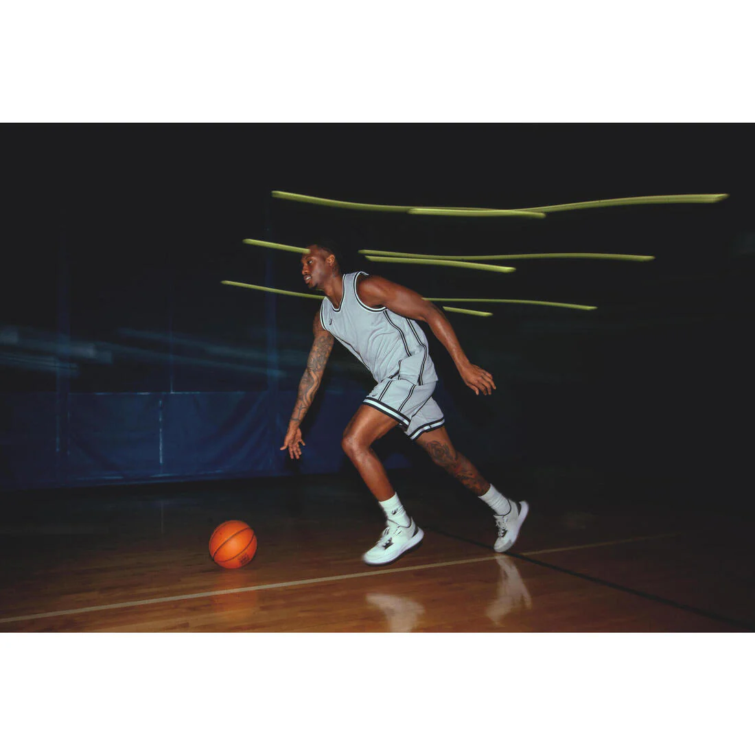 Playera de básquetbol sin mangas reversible negro con blanco para adulto TKR-500 - Image 12