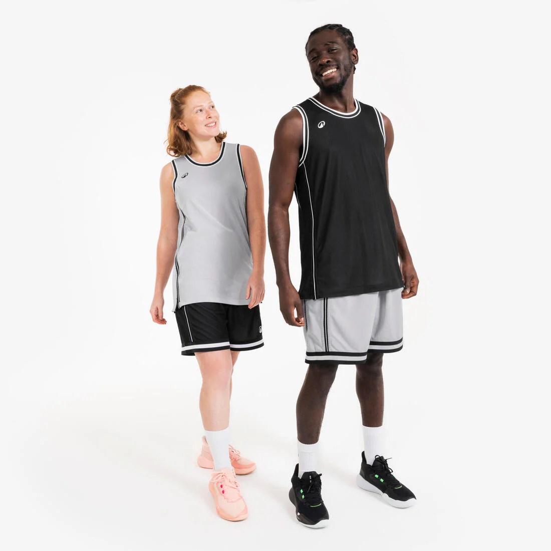 Playera de básquetbol sin mangas reversible negro con blanco para adulto TKR-500 - Image 2