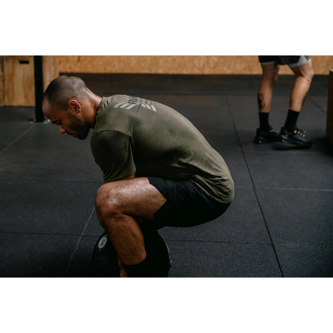 Playera de cross training de corte slim transpirable negra para hombre - Image 15