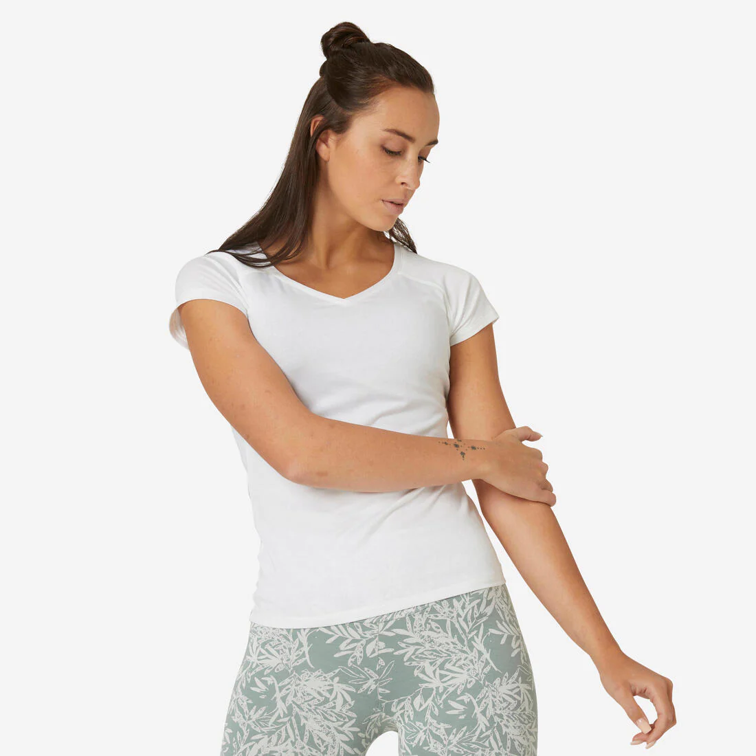 Playera de fitness blanca con cuello en V para mujer 500 ESSENTIAL - Image 10