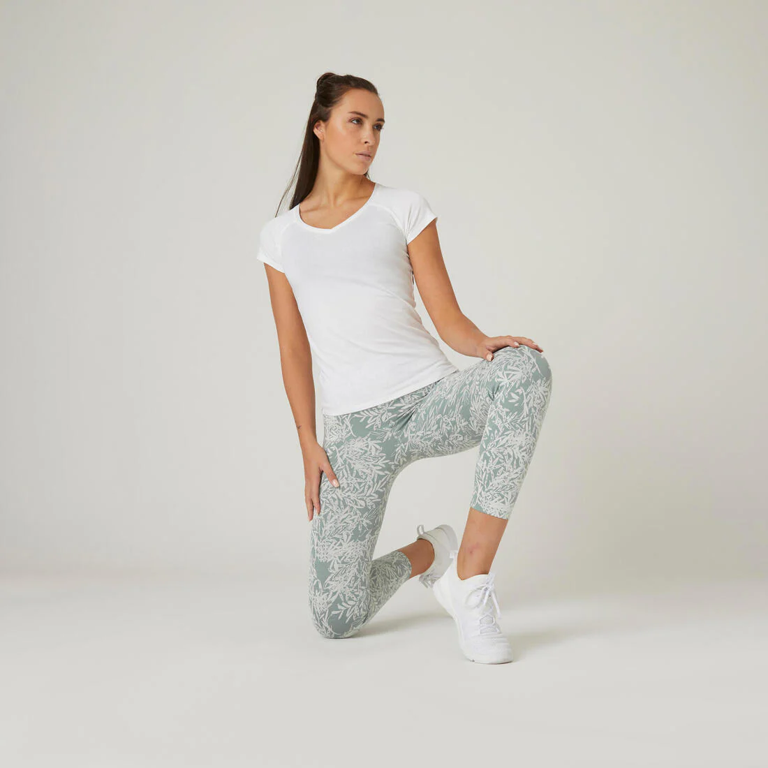 Playera de fitness blanca con cuello en V para mujer 500 ESSENTIAL - Image 6