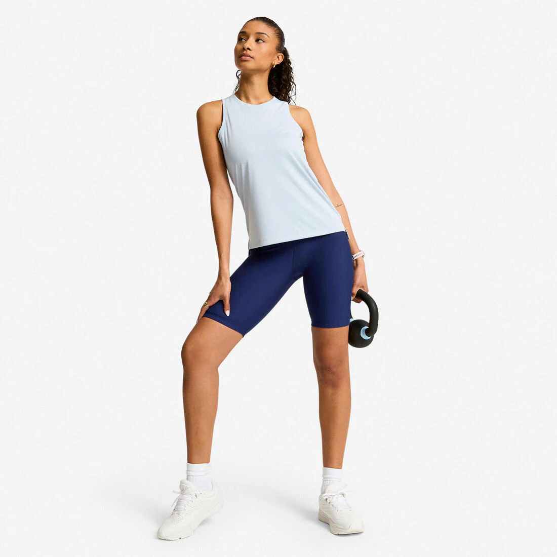 Playera de fitness/cardio sin mangas y de corte recto negra para mujer - Image 11