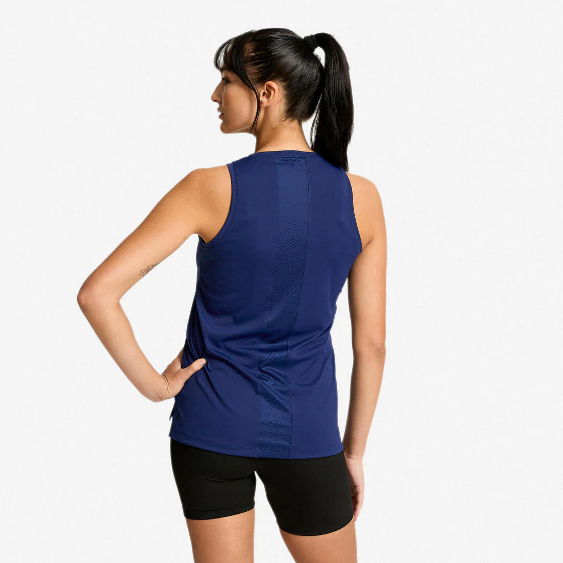 Playera de fitness/cardio sin mangas y de corte recto negra para mujer - Image 17