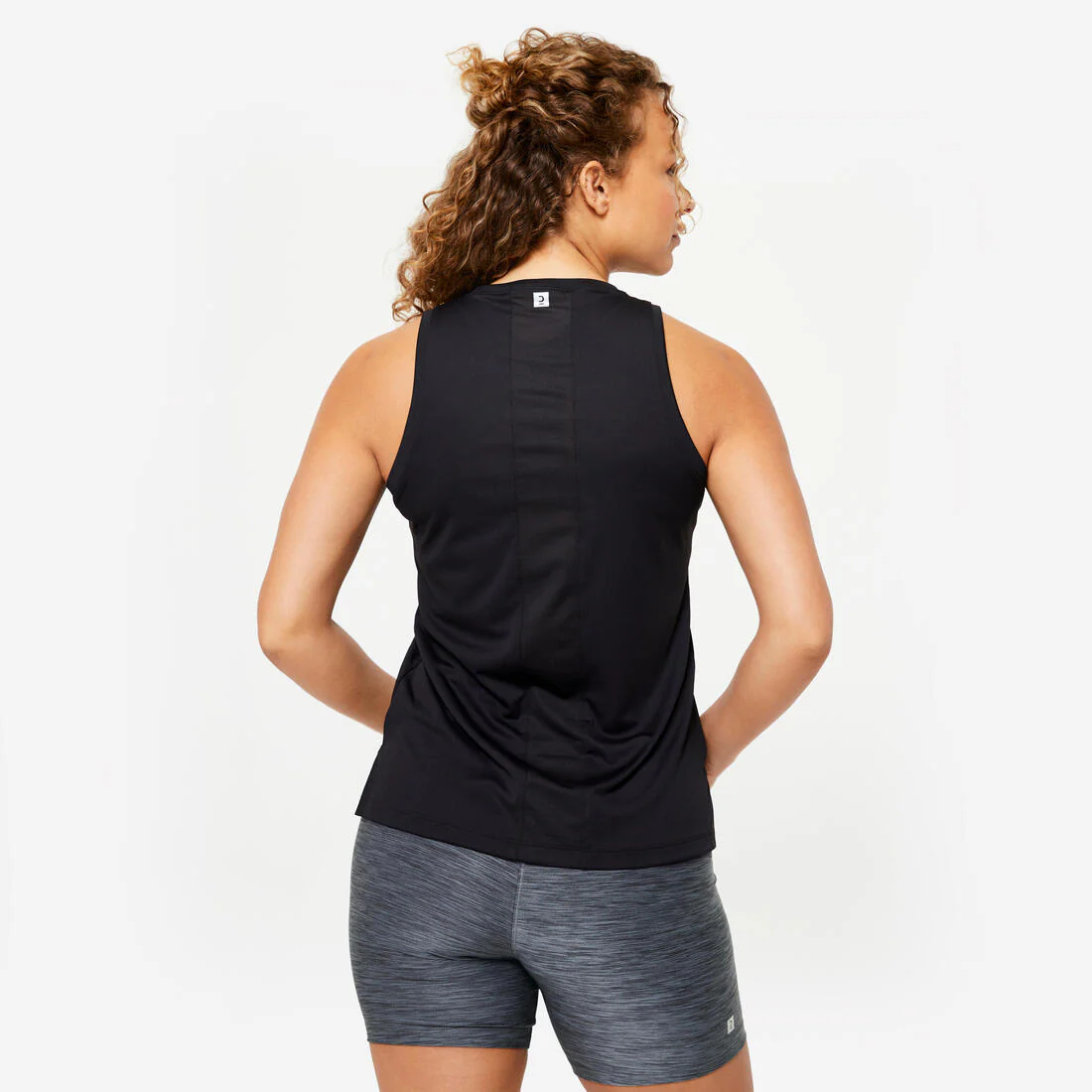 Playera de fitness/cardio sin mangas y de corte recto negra para mujer - Image 20