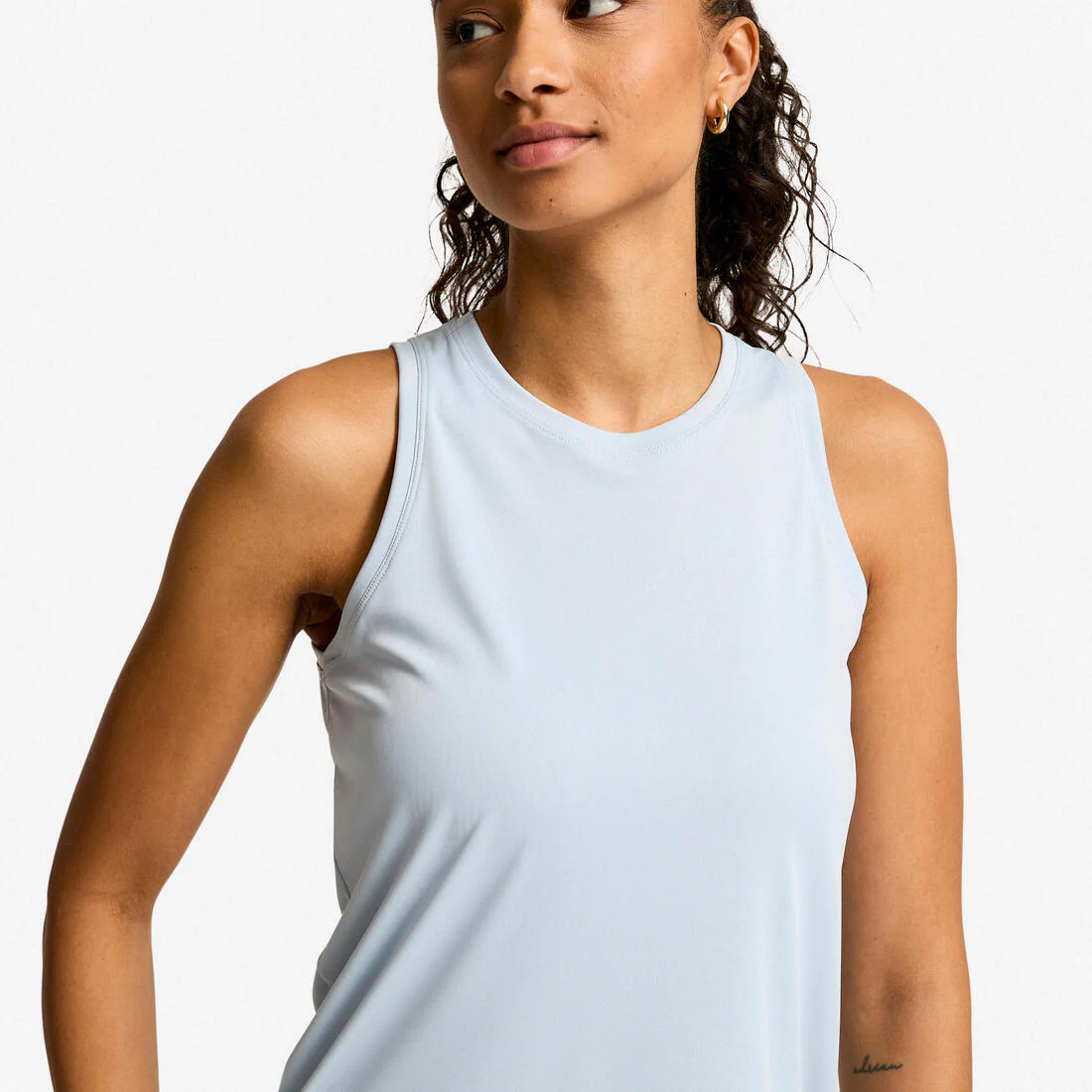 Playera de fitness/cardio sin mangas y de corte recto negra para mujer - Image 25