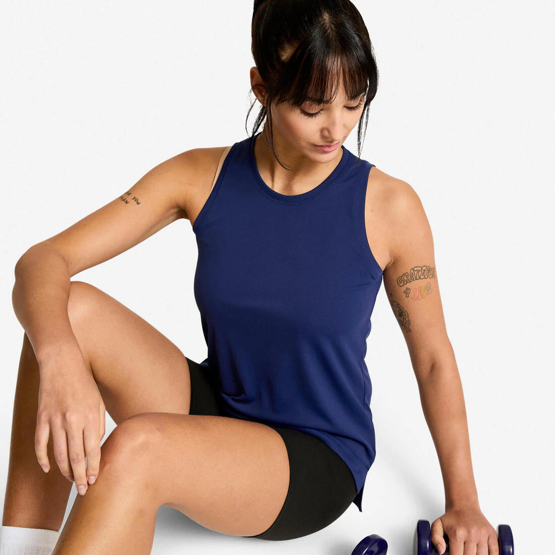 Playera de fitness/cardio sin mangas y de corte recto negra para mujer - Image 44