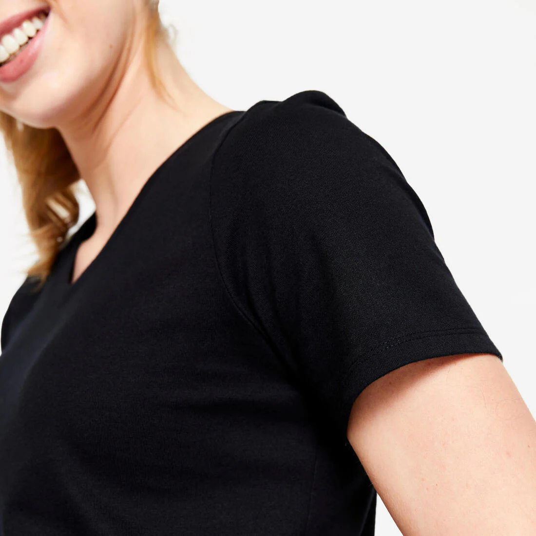 Playera de fitness de algodón con cuello V blanca para mujer - Image 18