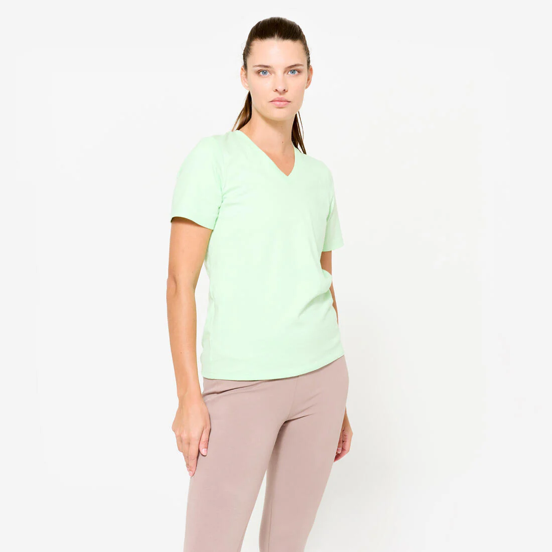 Playera de fitness de algodón con cuello V blanca para mujer - Image 2