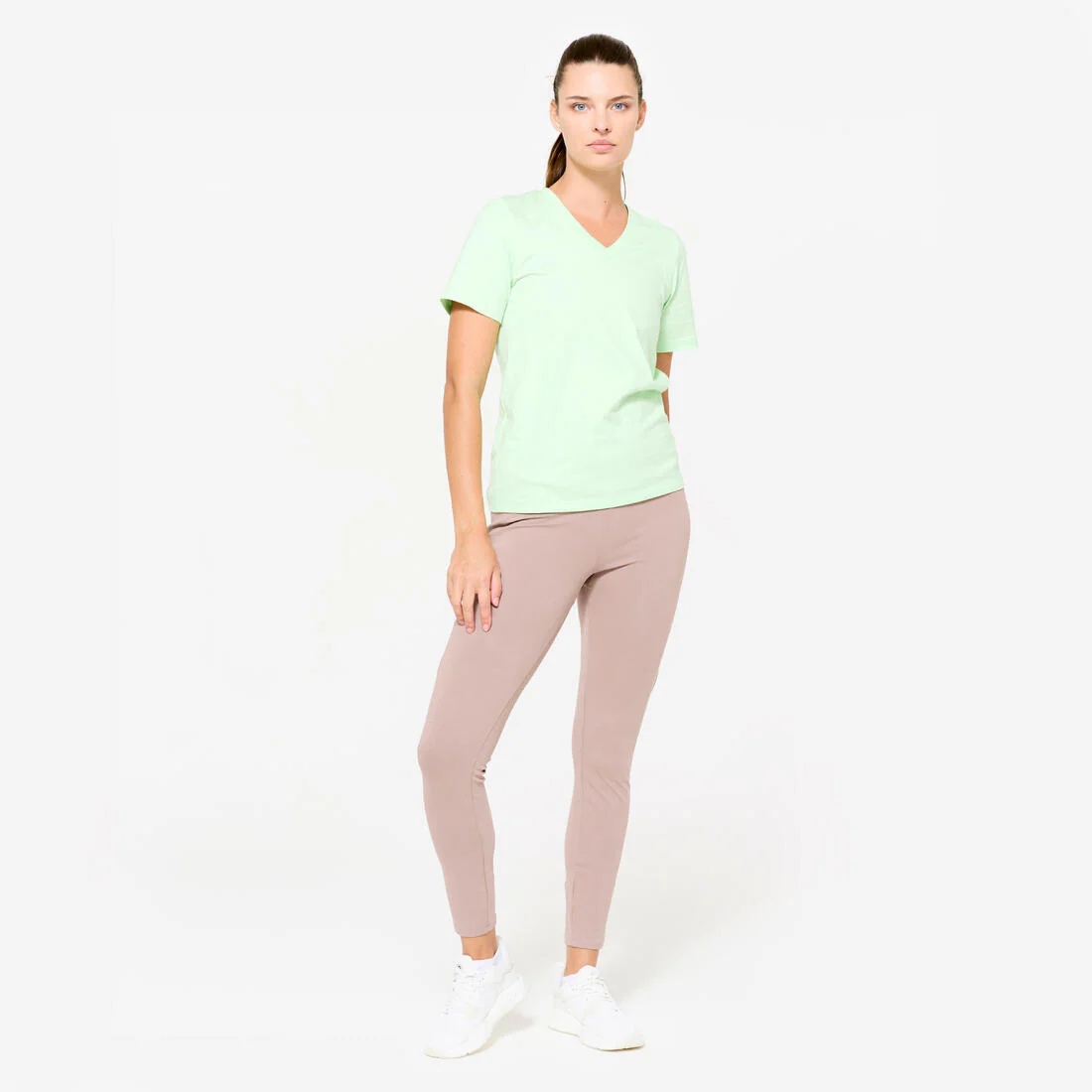 Playera de fitness de algodón con cuello V blanca para mujer - Image 5