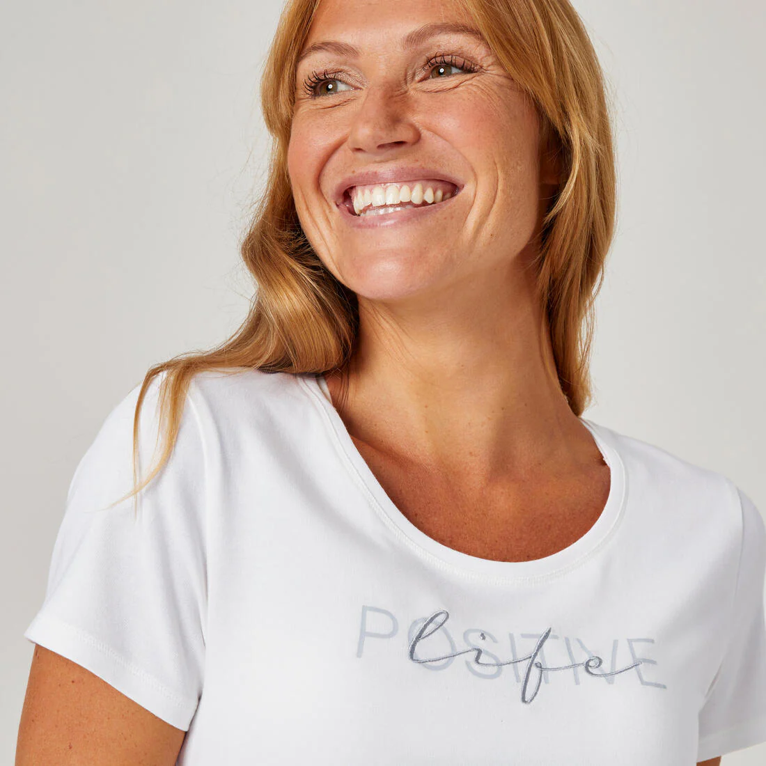 Playera de fitness de algodón de manga corta y cuello redondo blanca 500 REG - Image 4