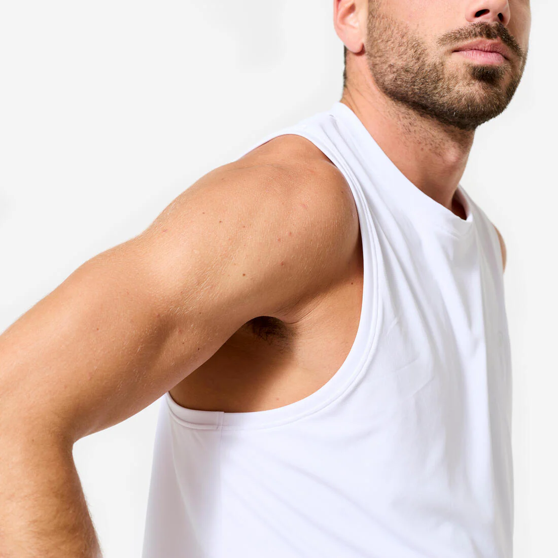 Playera de fitness sin mangas con cuello redondo blanca para hombre - Image 3