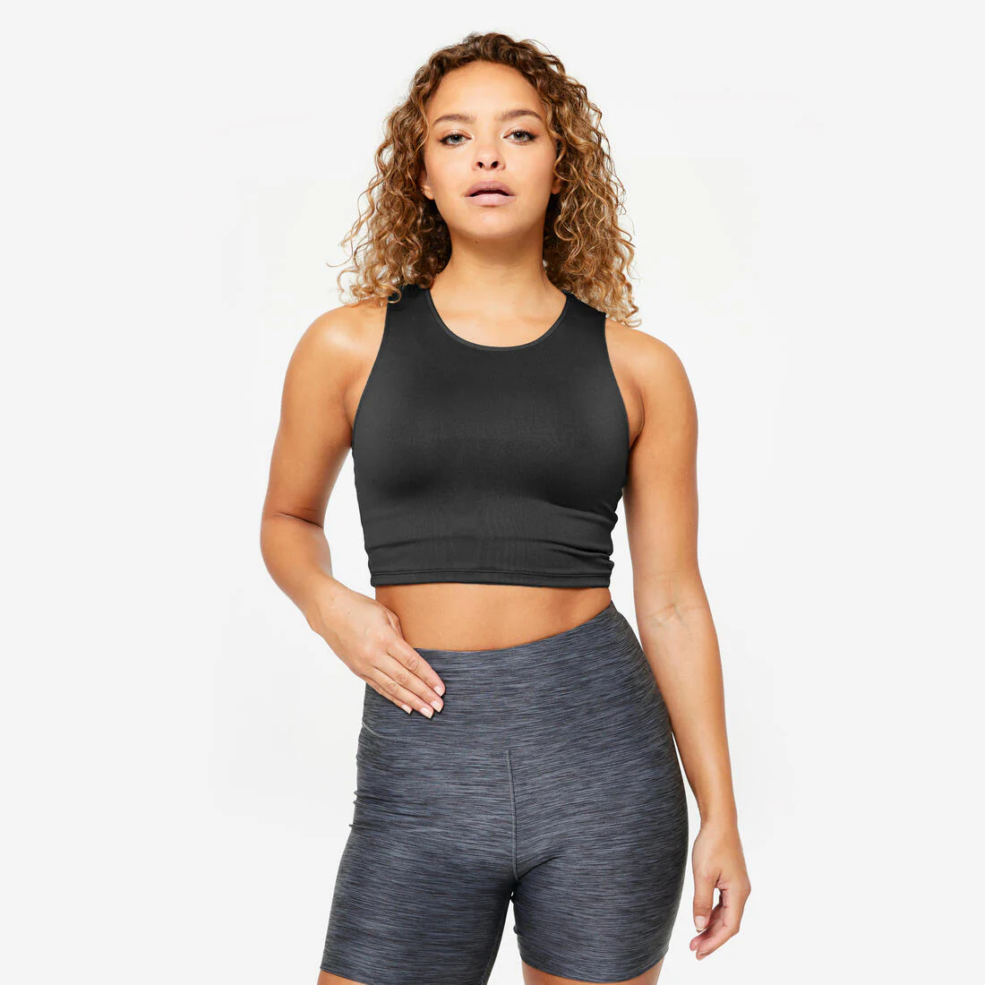 Playera de fitness tipo crop sin mangas negra para mujer