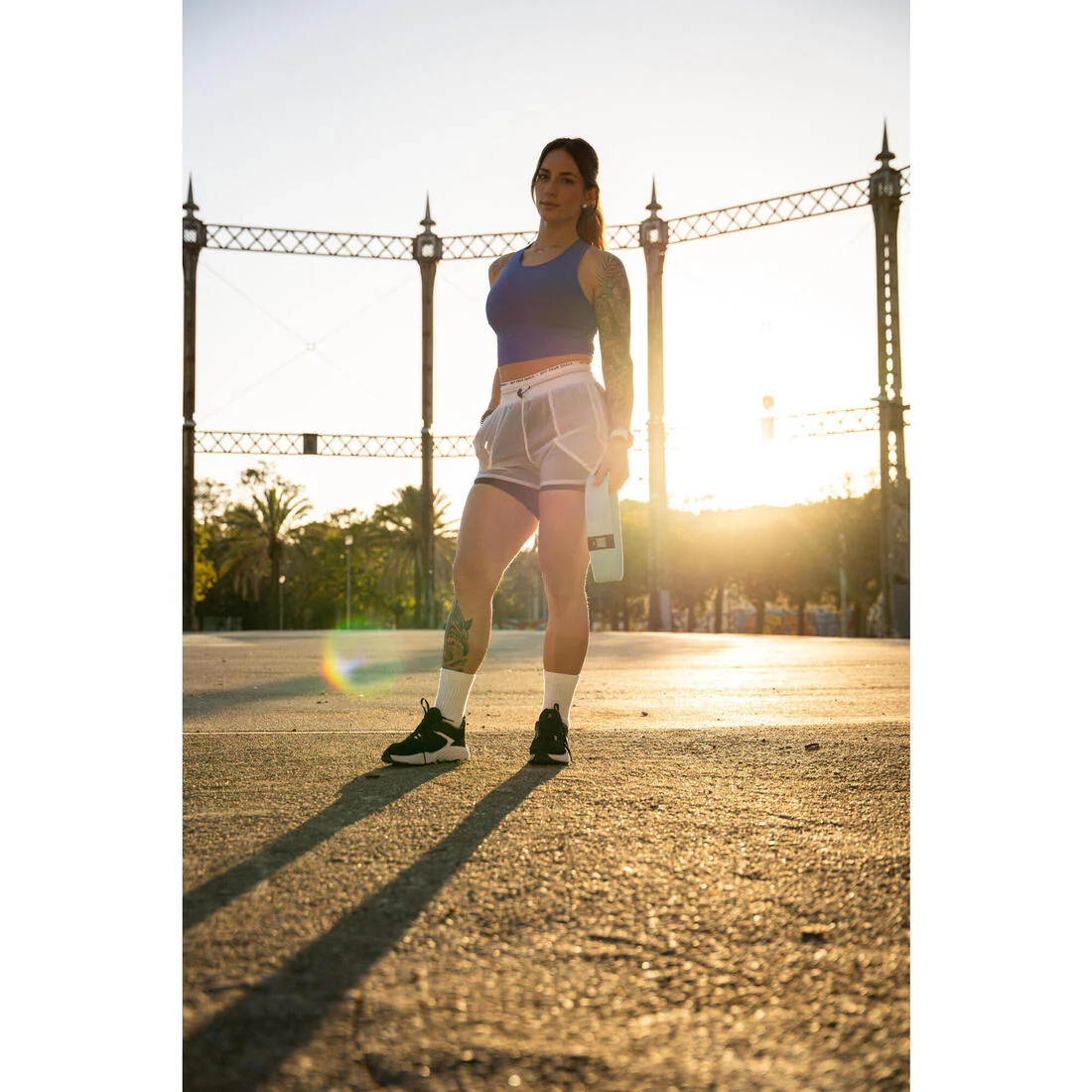 Playera de fitness tipo crop sin mangas negra para mujer - Image 15