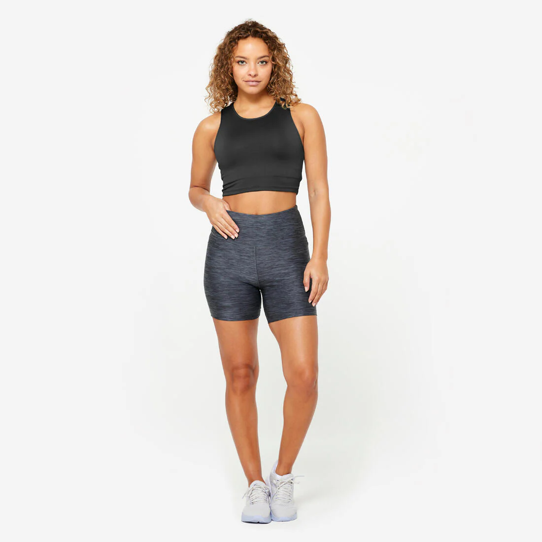 Playera de fitness tipo crop sin mangas negra para mujer - Image 3