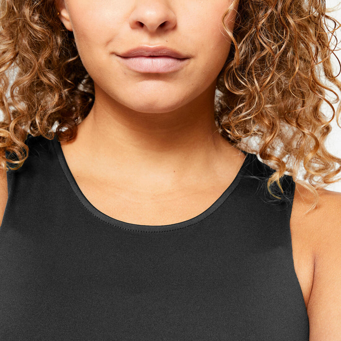 Playera de fitness tipo crop sin mangas negra para mujer - Image 5