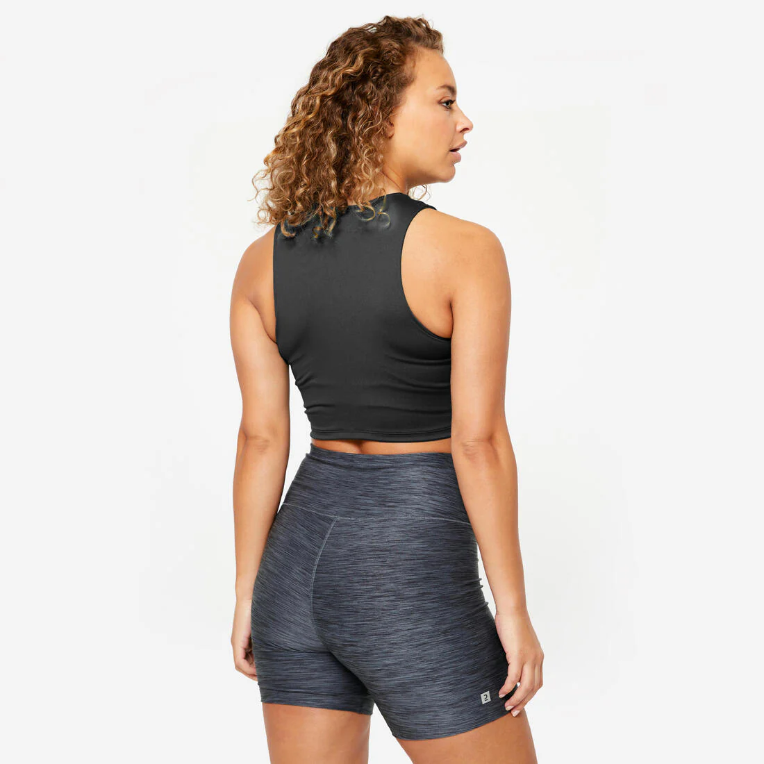 Playera de fitness tipo crop sin mangas negra para mujer - Image 8