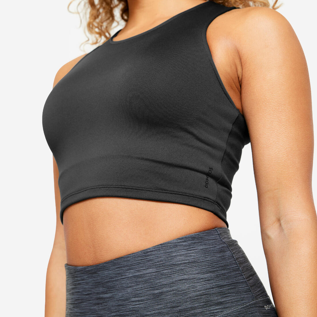Playera de fitness tipo crop sin mangas negra para mujer - Image 9