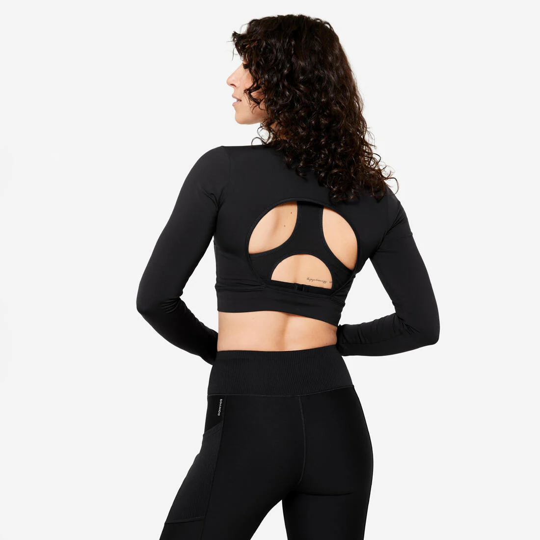 Playera de fitness tipo crop top de manga larga negra para mujer FTS 500 - Image 4