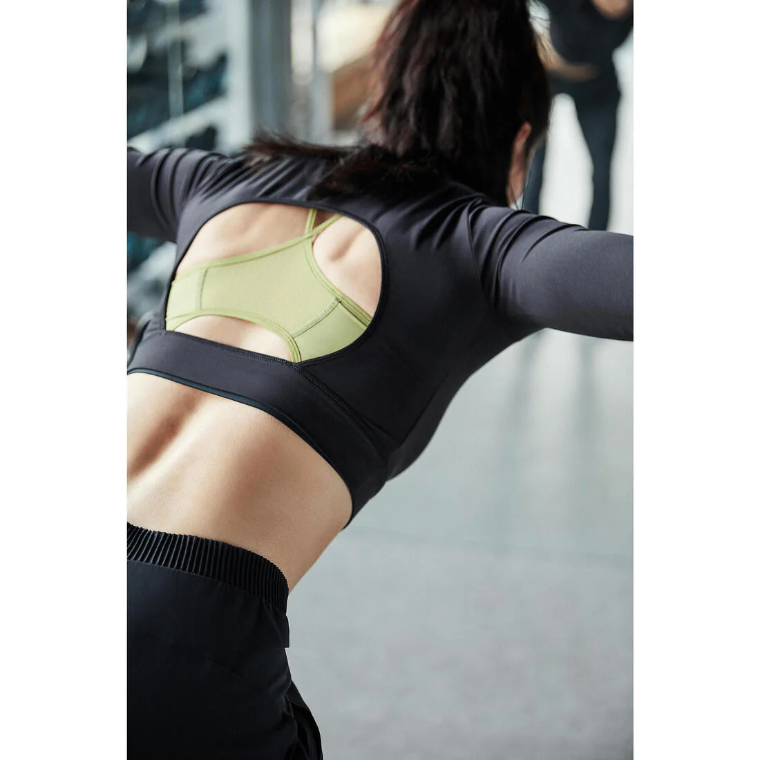 Playera de fitness tipo crop top de manga larga negra para mujer FTS 500 - Image 9
