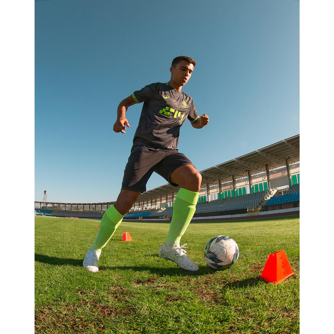 Playera de futbol negra con amarillo fluorescente para adulto Viralto II Wavy - Image 27