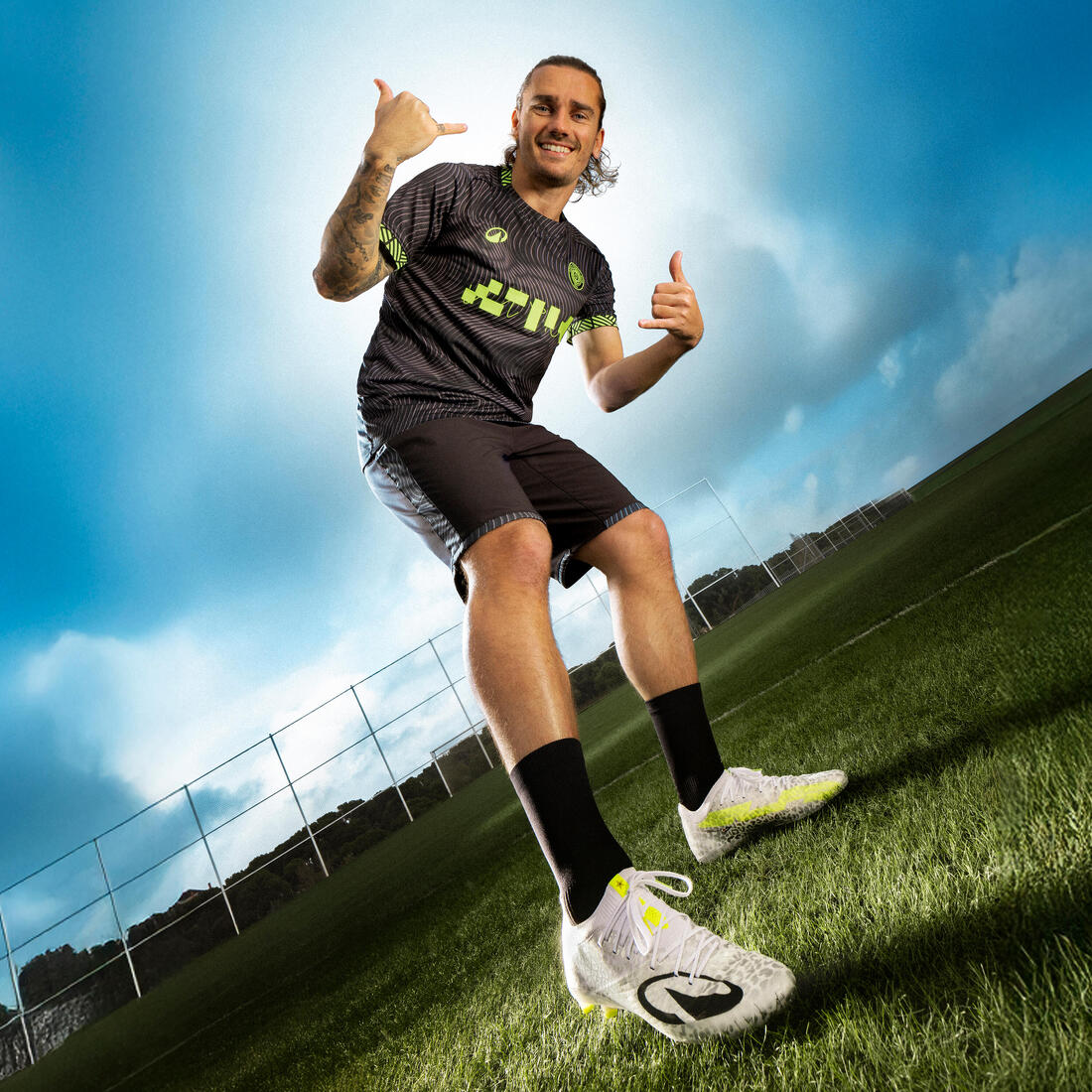 Playera de futbol negra con amarillo fluorescente para adulto Viralto II Wavy - Image 5