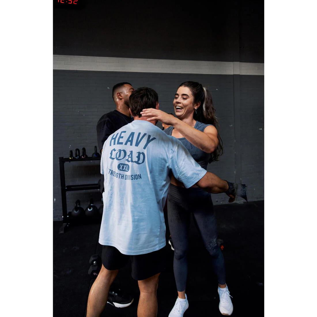 Playera de musculación de corte ancho azul claro para hombre - Image 8