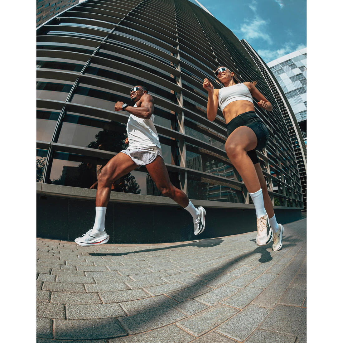 Playera de running sin mangas blanca 900 Light - Image 13