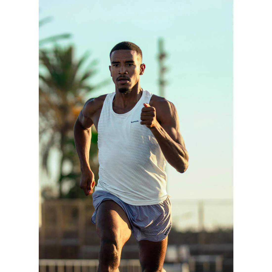 Playera de running sin mangas blanca 900 Light - Image 14