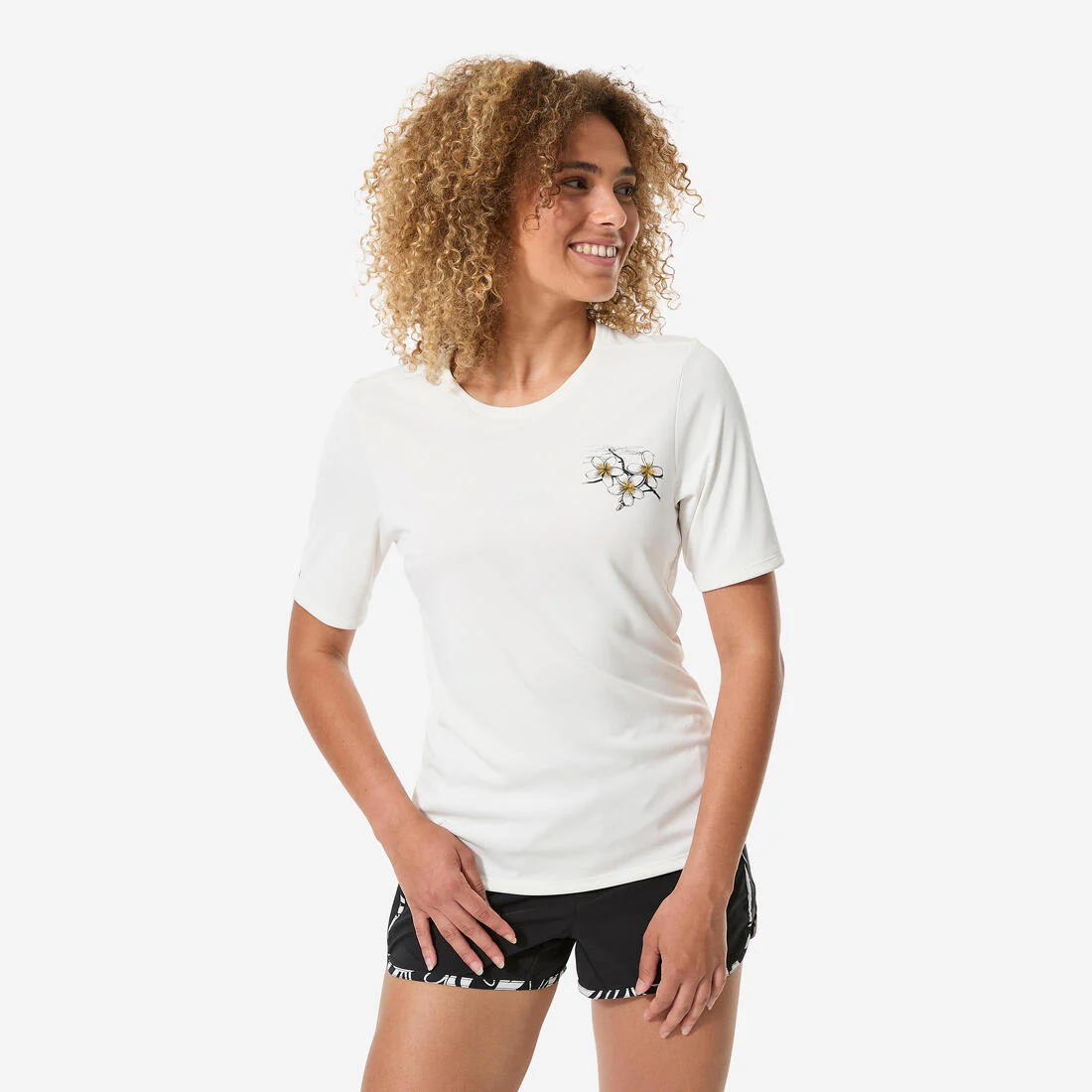 Playera de surf anti-UV con UPF50+ de manga corta beige para mujer Malou - Image 11