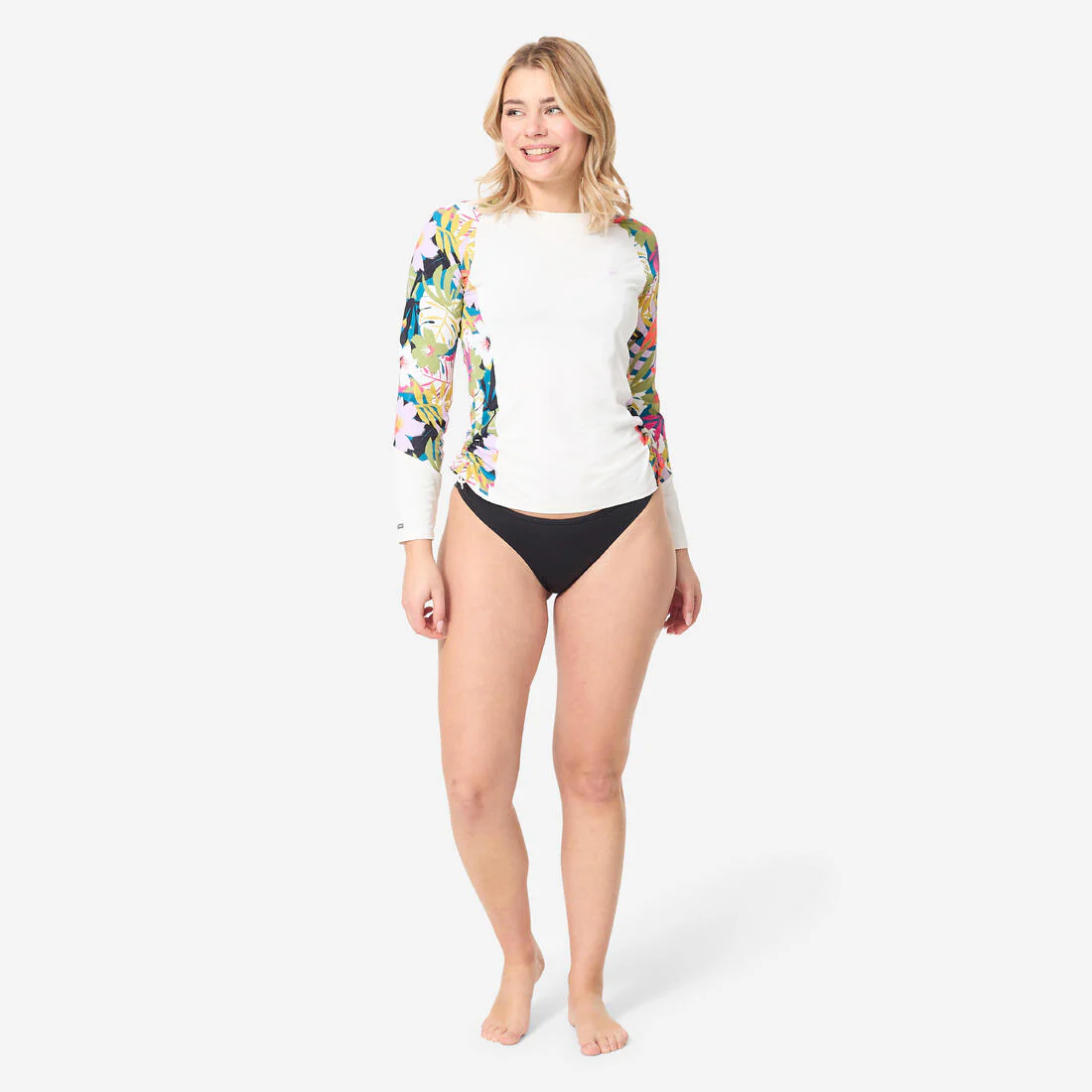 Playera de surf con UPF 50+ de manga larga blanca con flores para mujer Kanika - Image 3