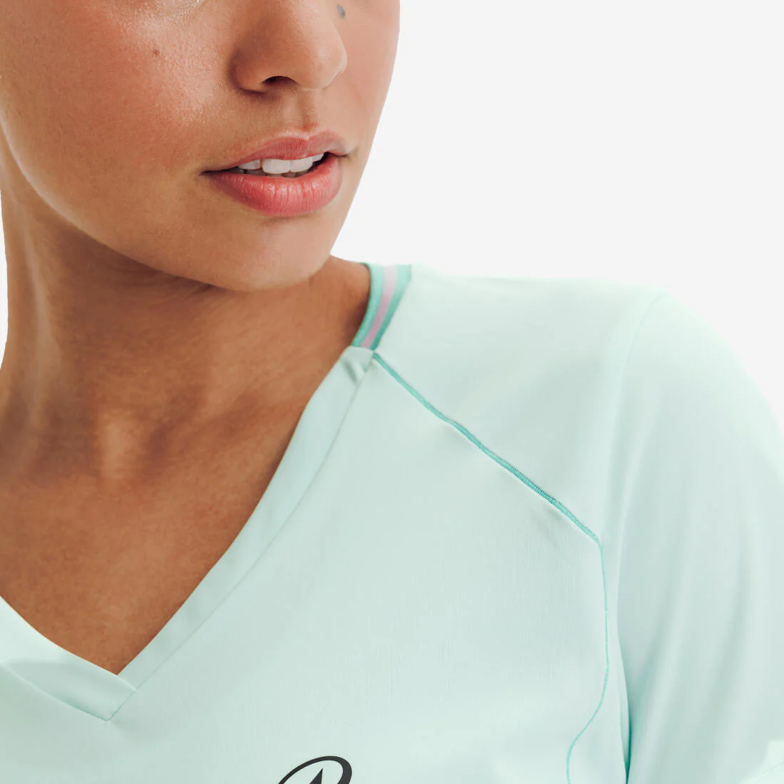 Playera de tenis transpirable con cuello V para mujer Dry - Image 14