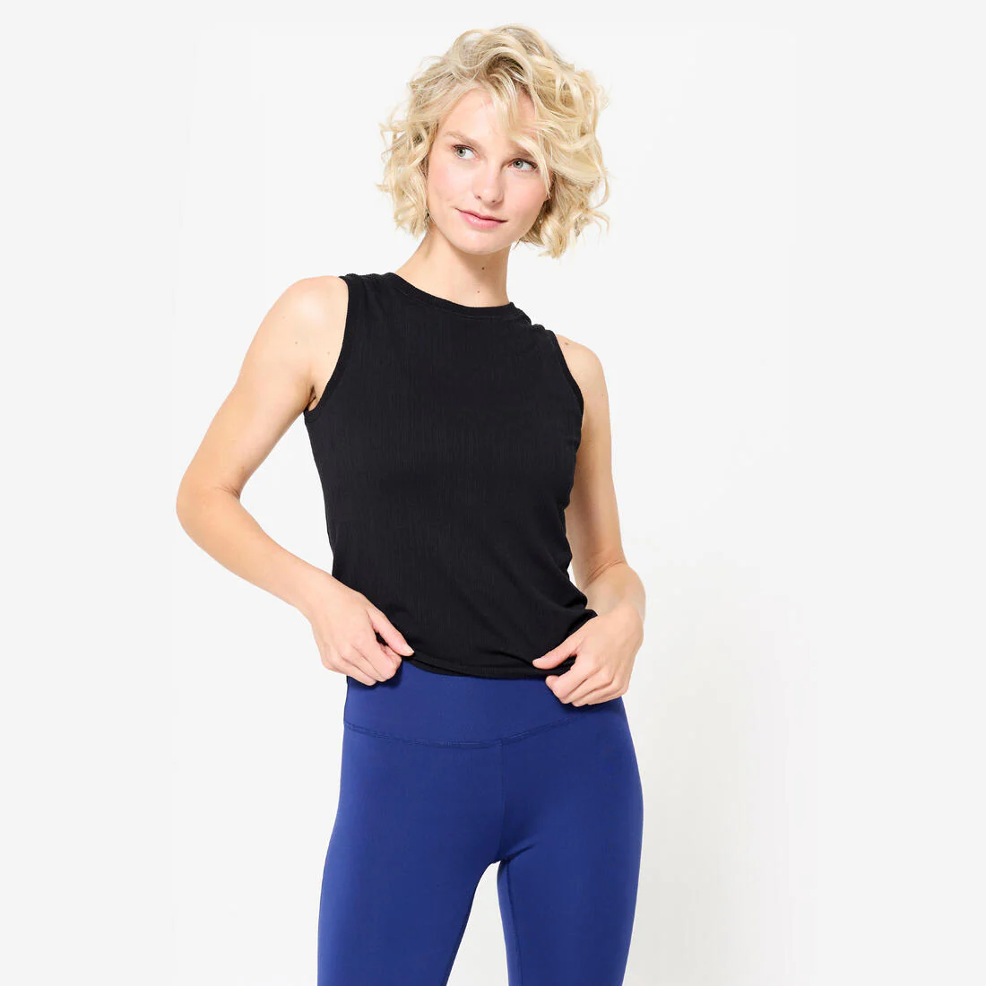 Playera de yoga elástica negro grafito para mujer