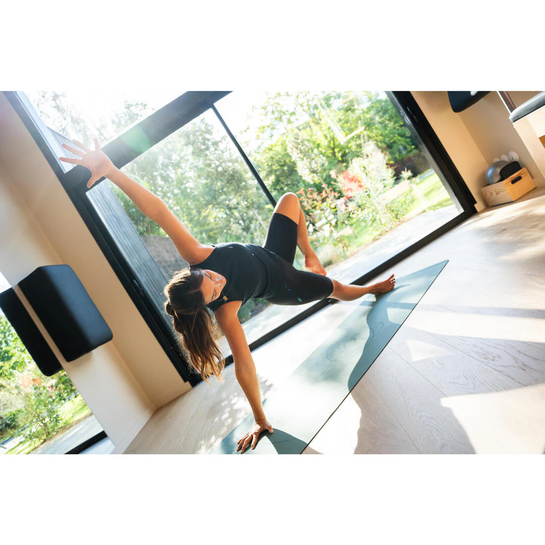 Playera de yoga elástica negro grafito para mujer - Image 13