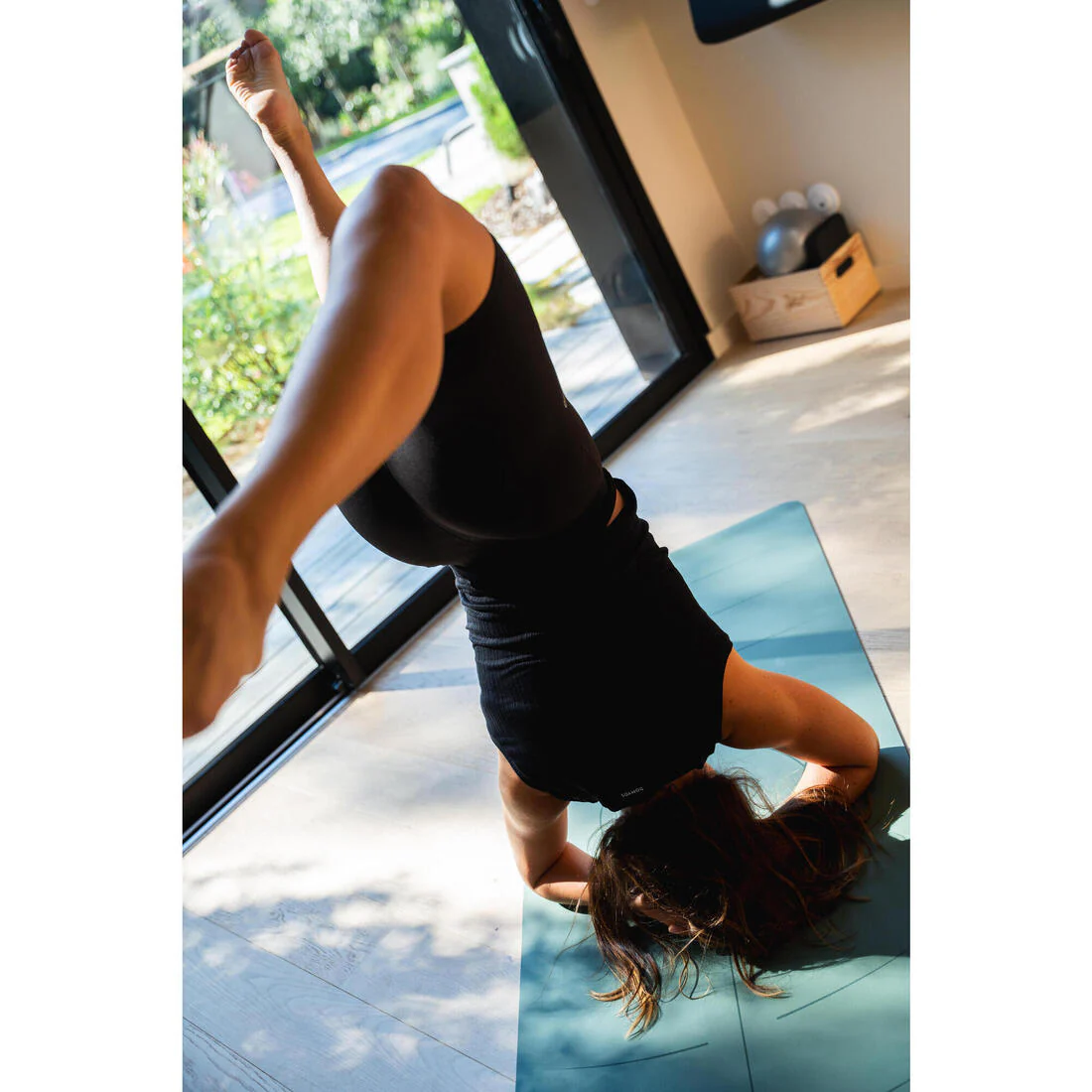 Playera de yoga elástica negro grafito para mujer - Image 14