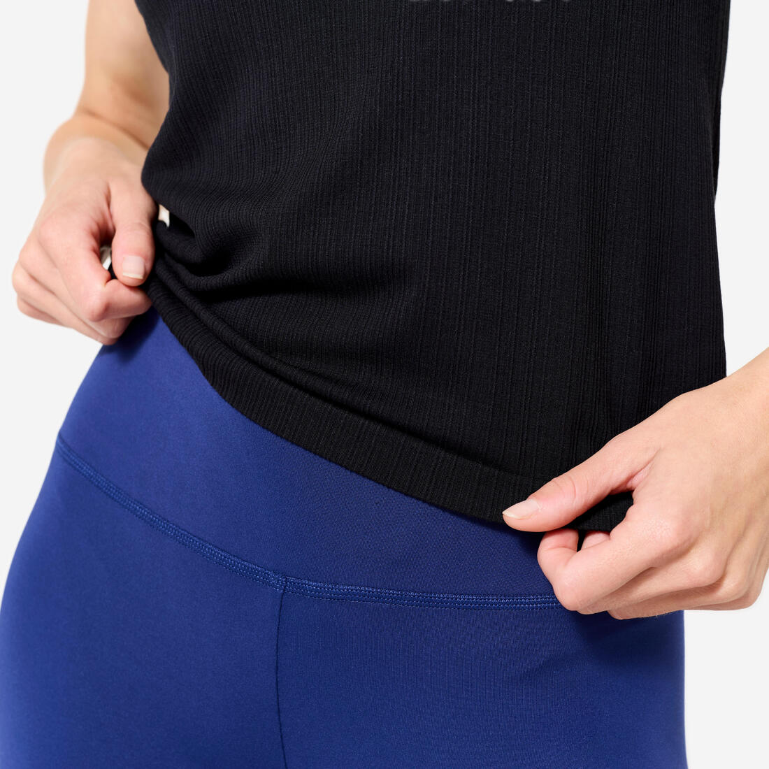 Playera de yoga elástica negro grafito para mujer - Image 6