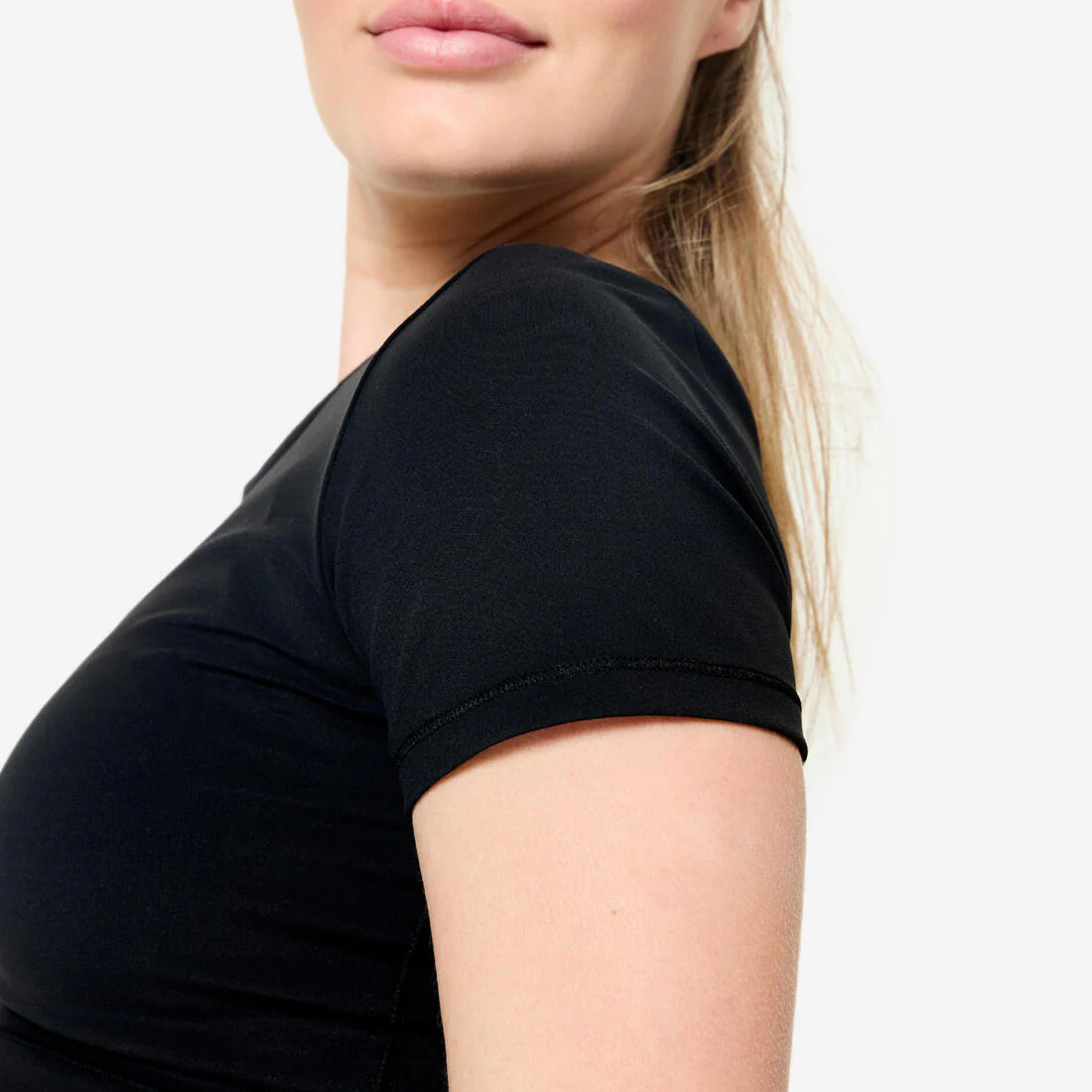Playera de yoga y pilates suave y elástica negra Breathe - Image 12