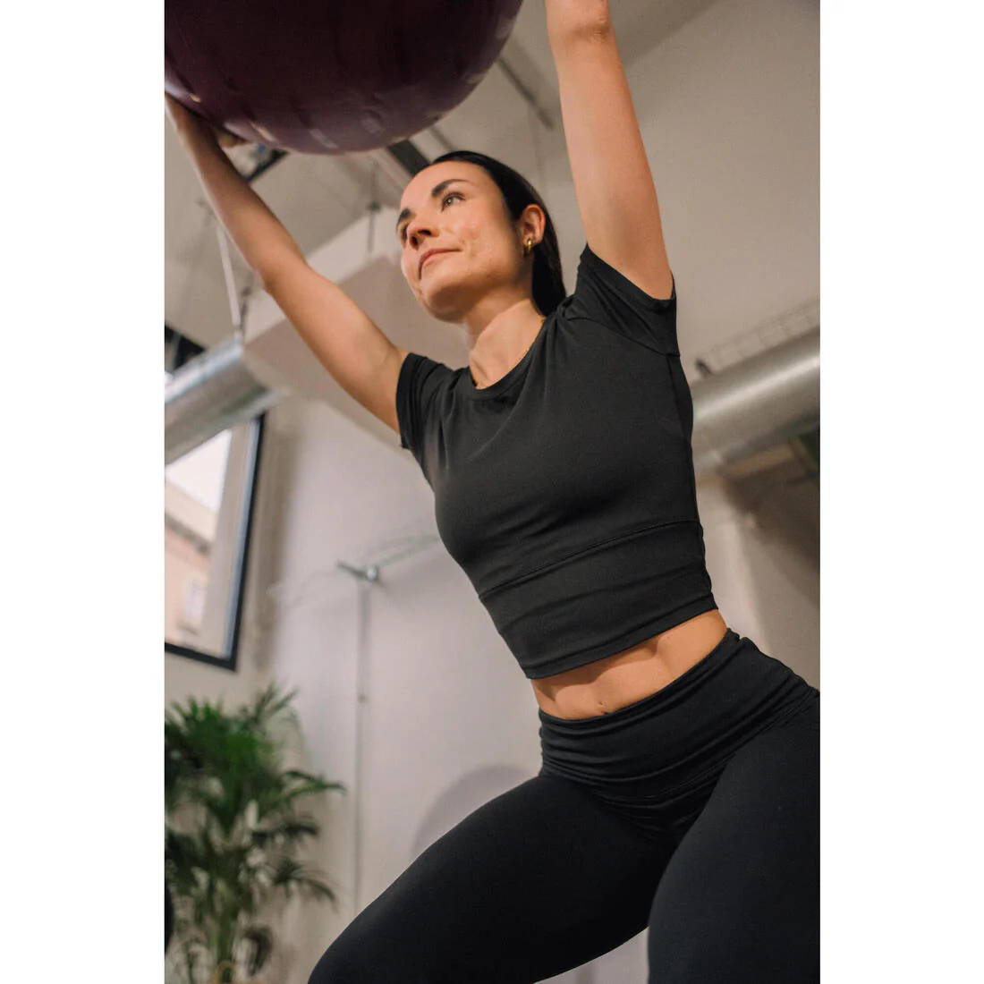 Playera de yoga y pilates suave y elástica negra Breathe - Image 13