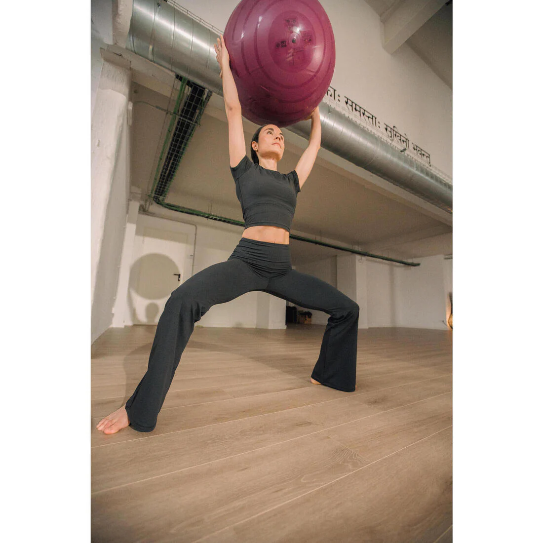 Playera de yoga y pilates suave y elástica negra Breathe - Image 16
