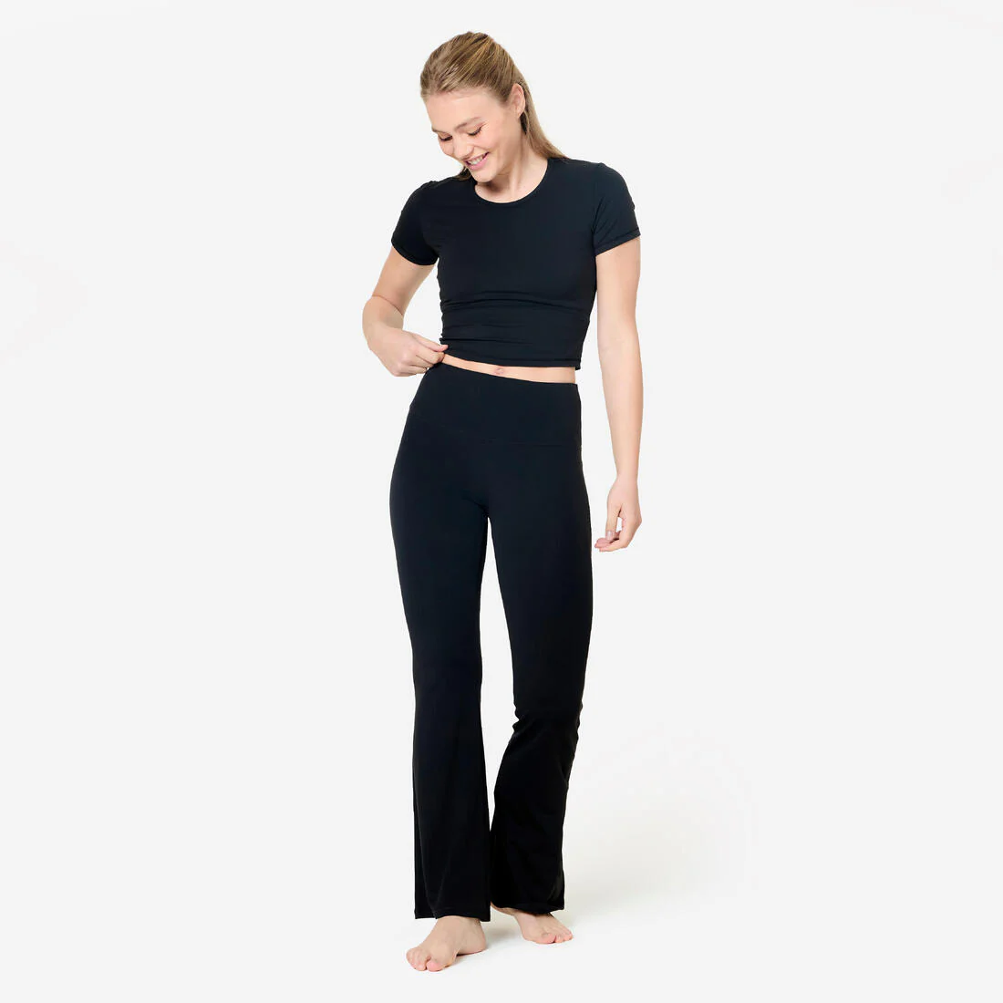 Playera de yoga y pilates suave y elástica negra Breathe - Image 4