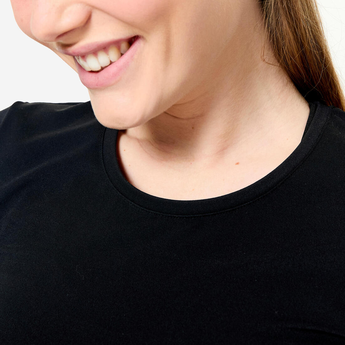 Playera de yoga y pilates suave y elástica negra Breathe - Image 9