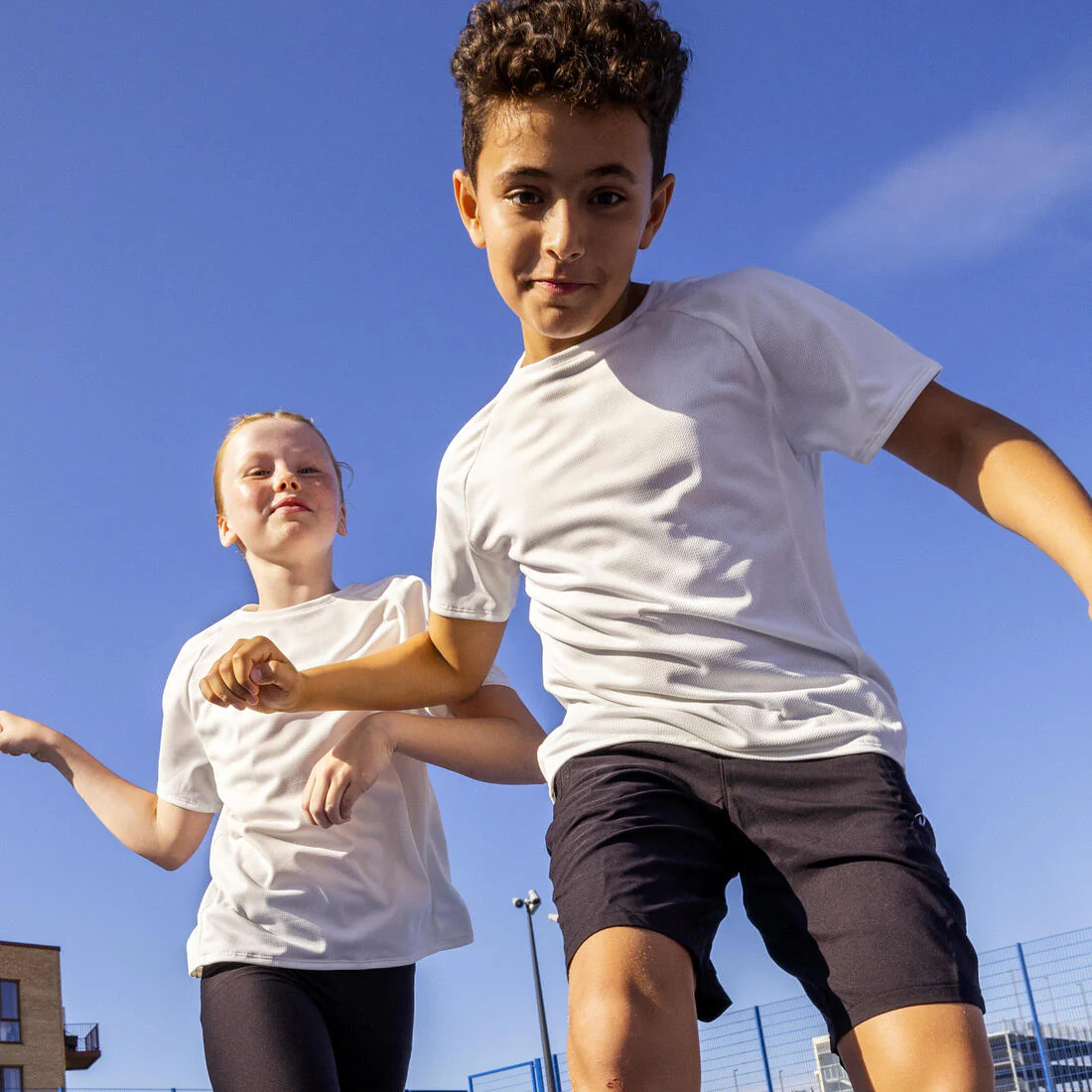 Playera deportiva blanca y lisa para niños - Image 11