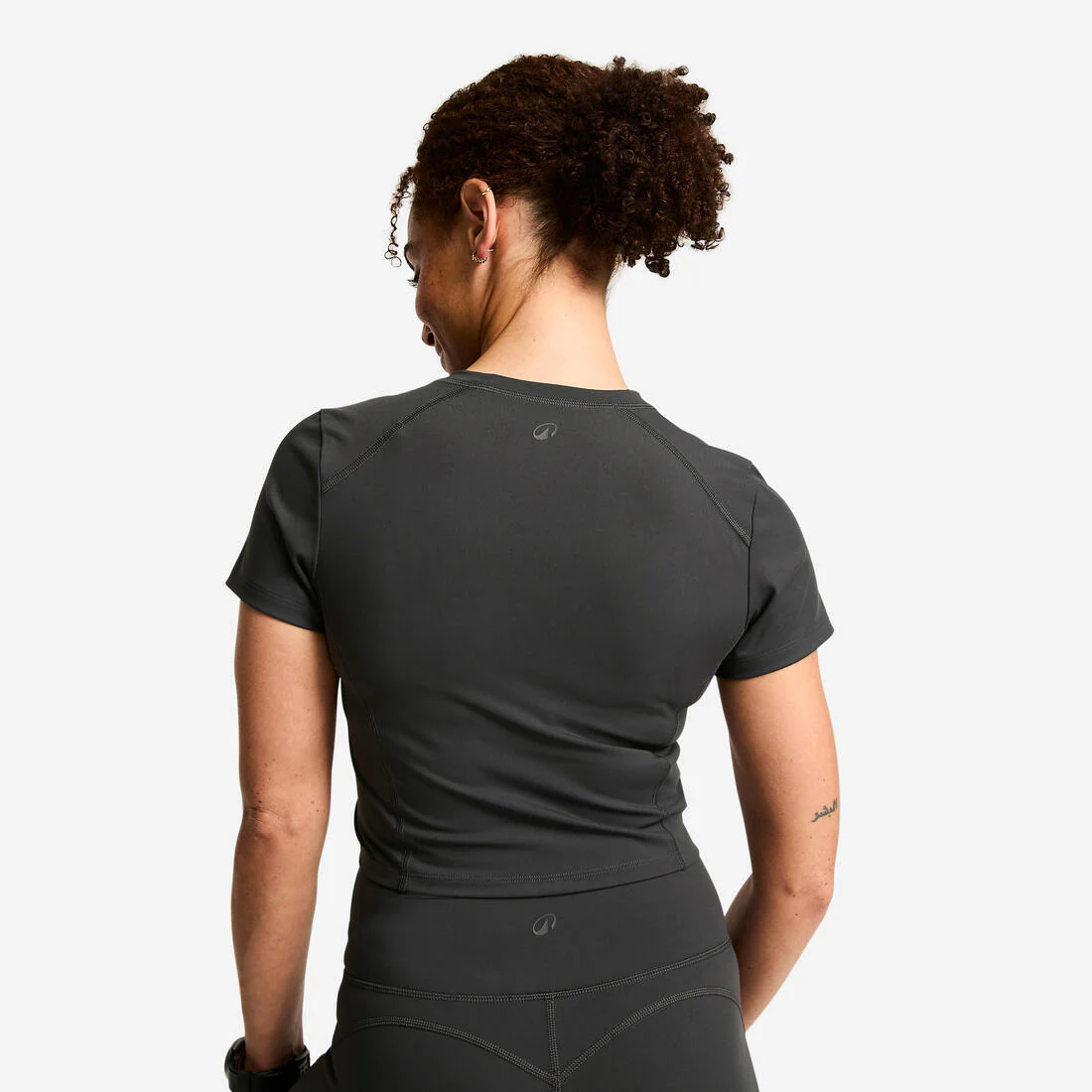 Playera deportiva de manga corta gris oscuro para mujer - Image 2
