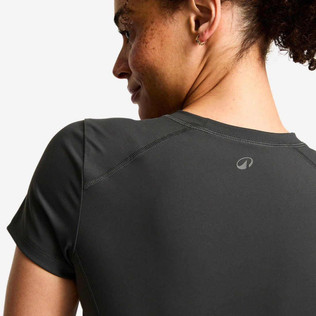 Playera deportiva de manga corta gris oscuro para mujer - Image 3