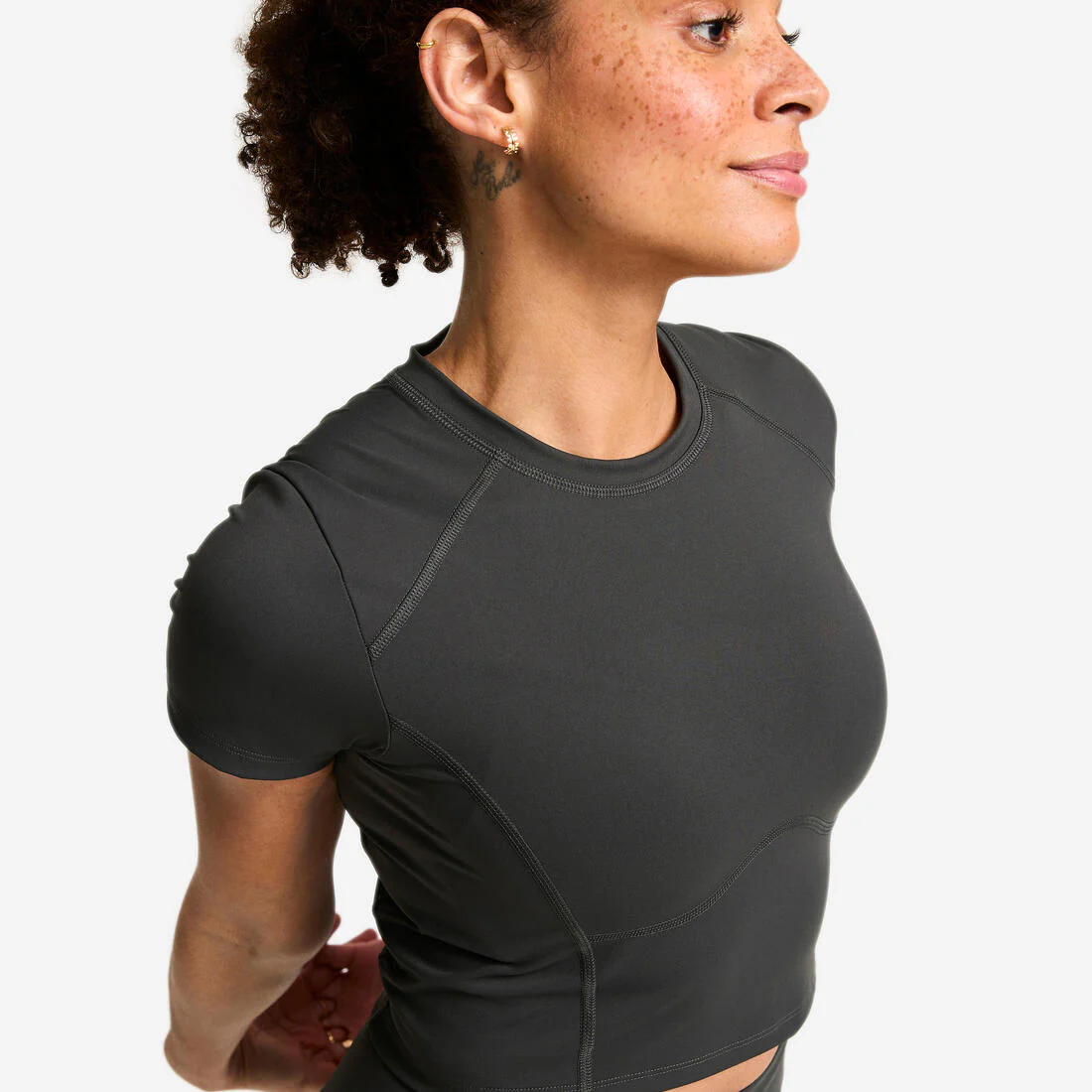 Playera deportiva de manga corta gris oscuro para mujer - Image 5