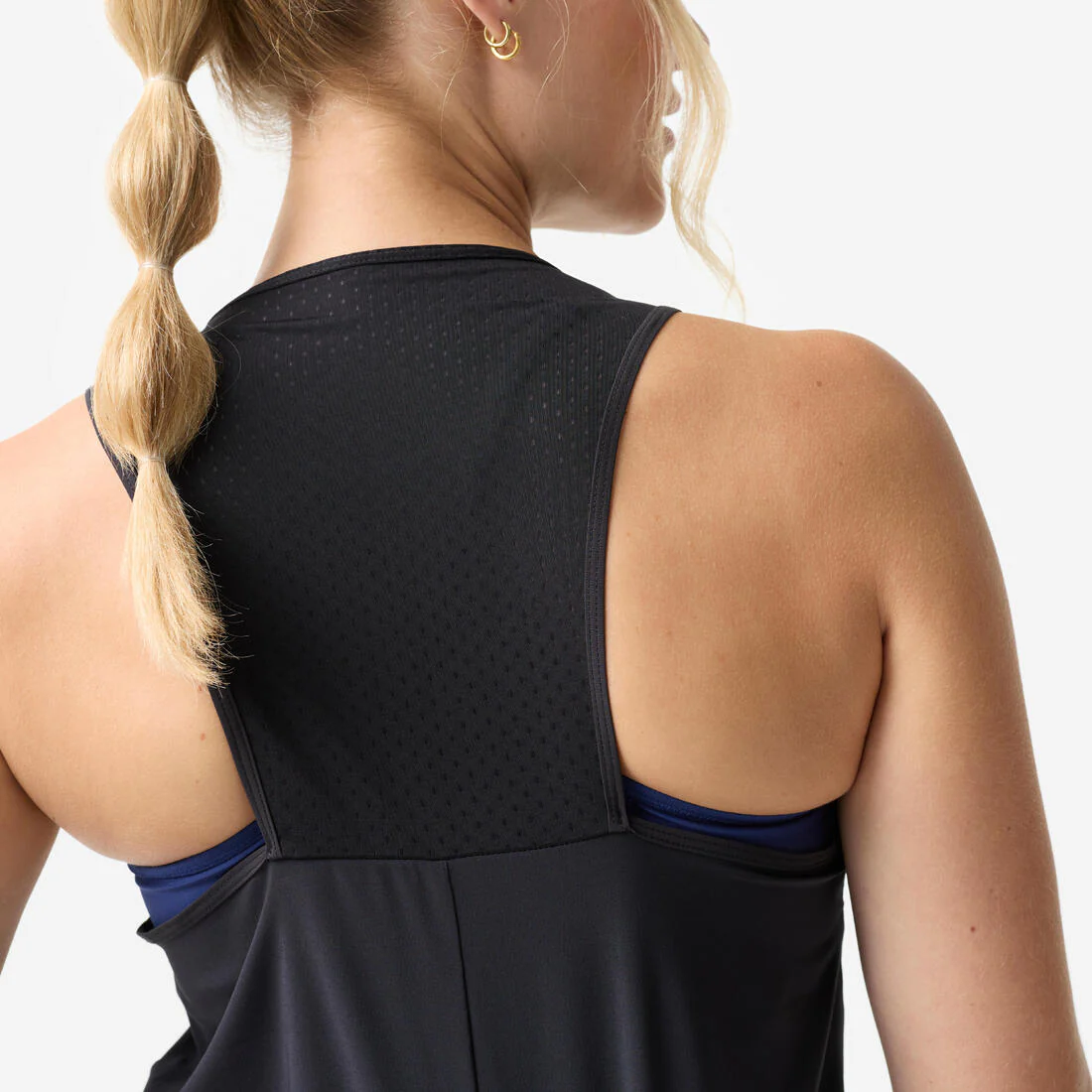 Playera deportiva sin mangas, fluida y transpirable negra para mujer - Image 5