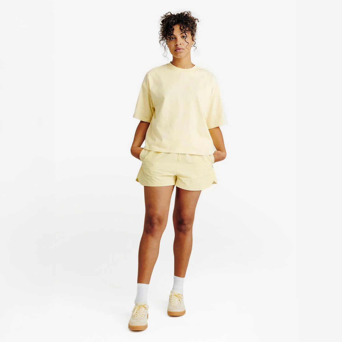 Playera deportiva tipo crop blanca para mujer - Image 3