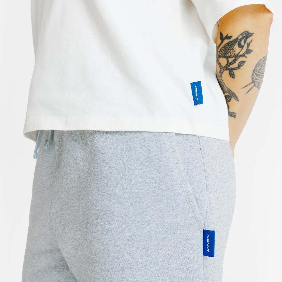 Playera deportiva tipo crop blanca para mujer - Image 9